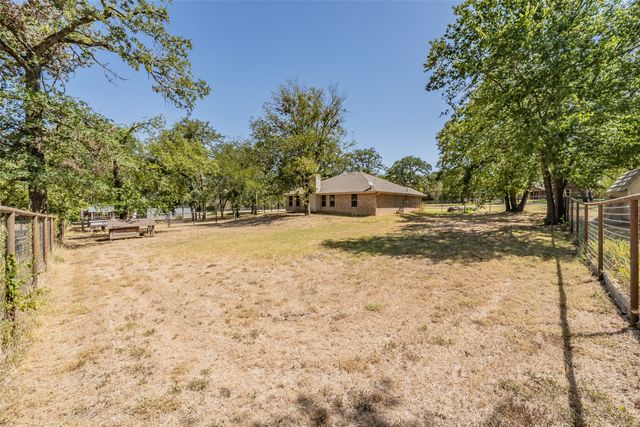 115 Pleasant Oaks Lane, Springtown, TX 76082