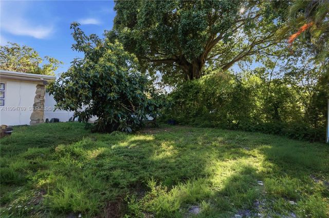 1664 NE 179th St, North Miami Beach, FL 33162