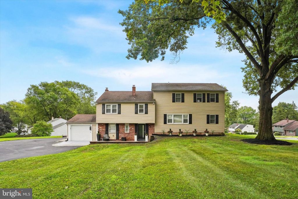 2351 N PARKVIEW DR, WEST NORRITON, PA 19403 — exterior