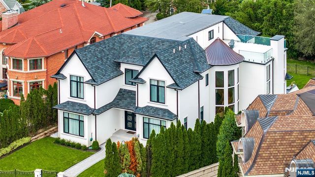 4 Crescent Court, Fort Lee, NJ 07024