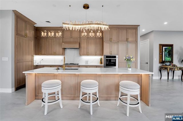 4 Crescent Court, Fort Lee, NJ 07024