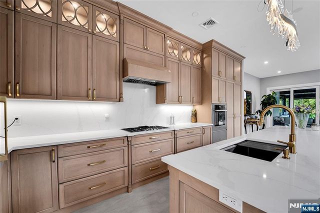 4 Crescent Court, Fort Lee, NJ 07024