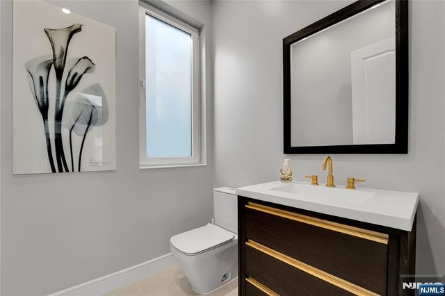 4 Crescent Court, Fort Lee, NJ 07024