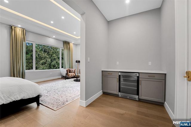 4 Crescent Court, Fort Lee, NJ 07024