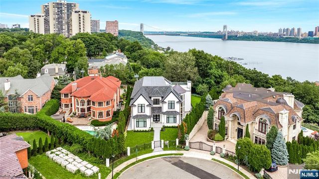 4 Crescent Court, Fort Lee, NJ 07024
