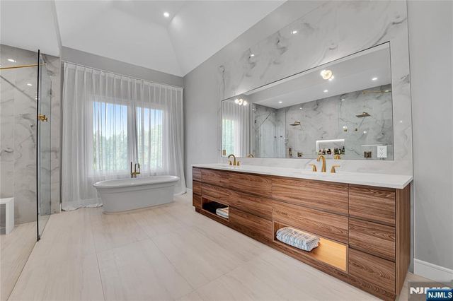 4 Crescent Court, Fort Lee, NJ 07024