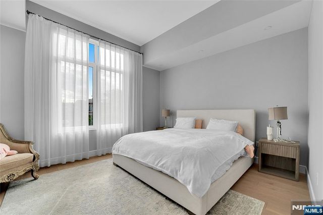 4 Crescent Court, Fort Lee, NJ 07024