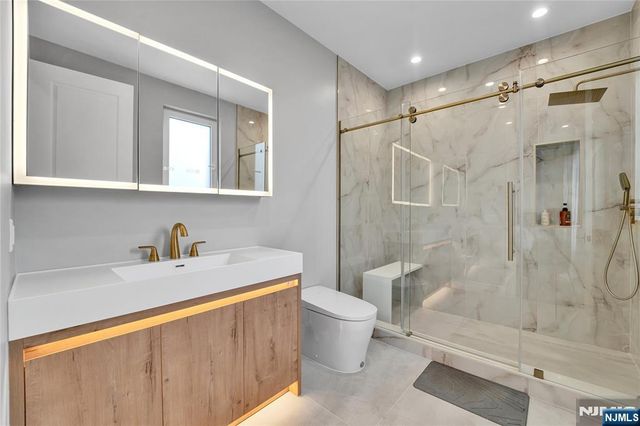 4 Crescent Court, Fort Lee, NJ 07024