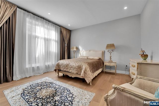 4 Crescent Court, Fort Lee, NJ 07024