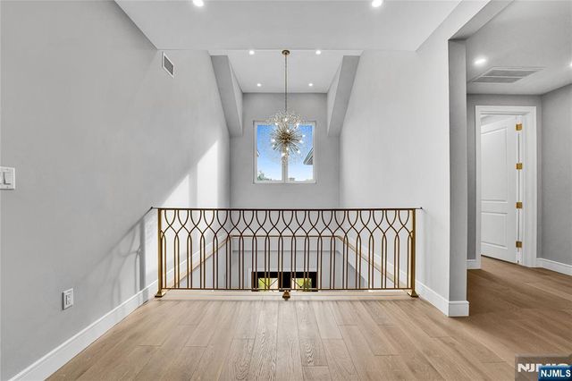 4 Crescent Court, Fort Lee, NJ 07024
