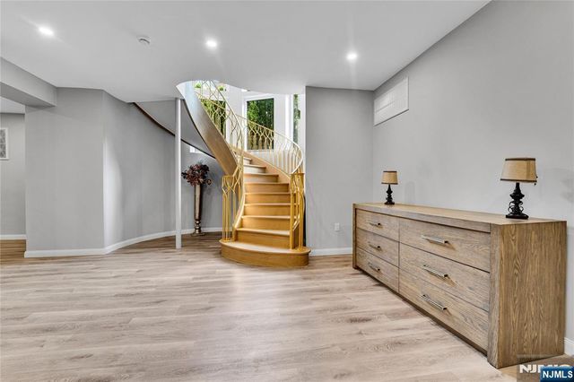 4 Crescent Court, Fort Lee, NJ 07024