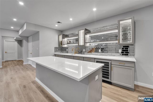 4 Crescent Court, Fort Lee, NJ 07024