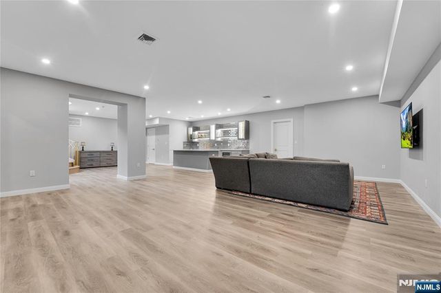 4 Crescent Court, Fort Lee, NJ 07024