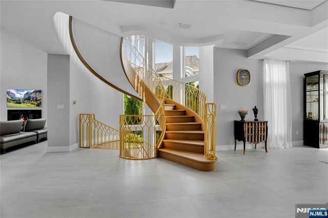 4 Crescent Court, Fort Lee, NJ 07024