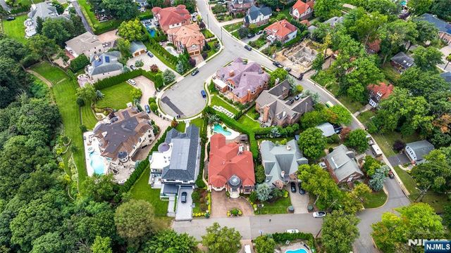 4 Crescent Court, Fort Lee, NJ 07024