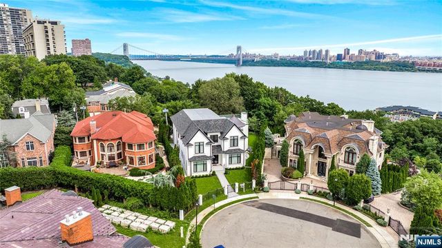 4 Crescent Court, Fort Lee, NJ 07024