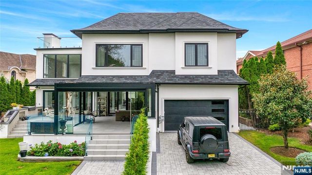 4 Crescent Court, Fort Lee, NJ 07024