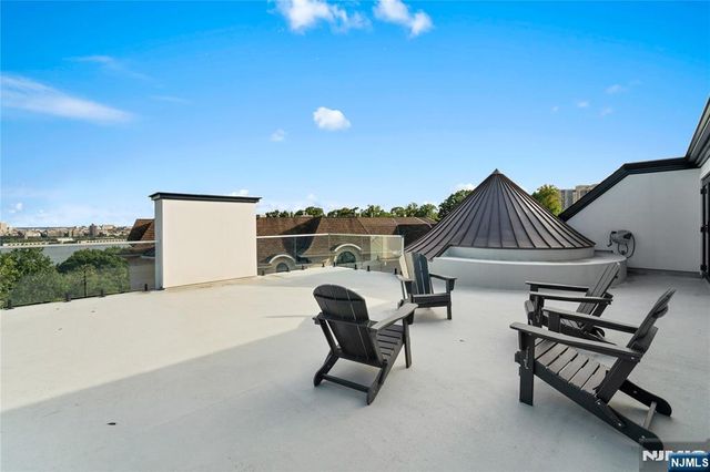 4 Crescent Court, Fort Lee, NJ 07024