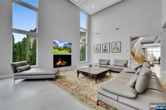 4 Crescent Court, Fort Lee, NJ 07024