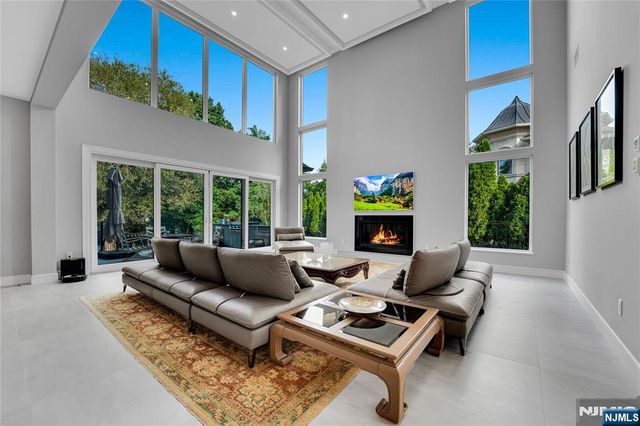 4 Crescent Court, Fort Lee, NJ 07024