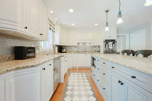 42 Shining Rock Dr, Northbridge, MA 01534