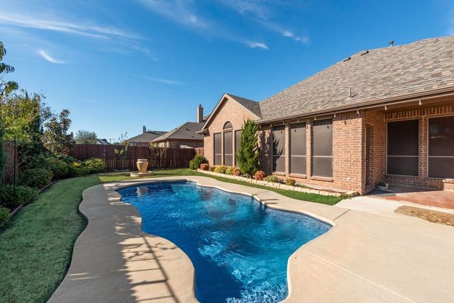 13 Mapleridge Drive, Edgecliff Village, TX 76134