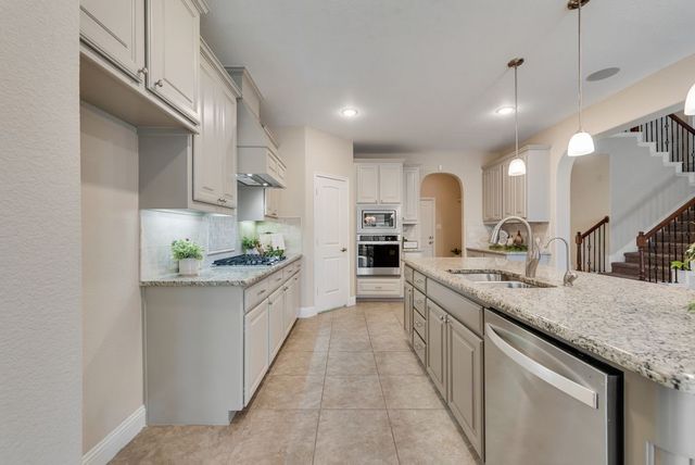 13 Mapleridge Drive, Edgecliff Village, TX 76134