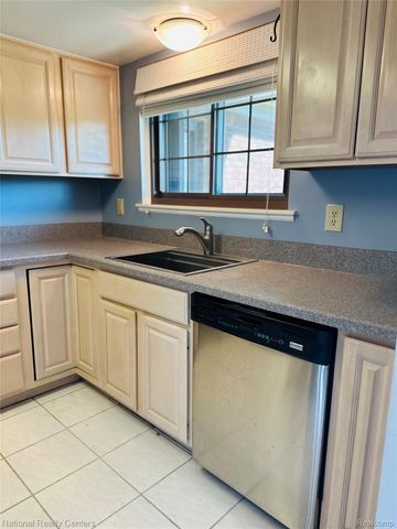 9870 Cambridge Court 2, Green Oak Township, MI 48178