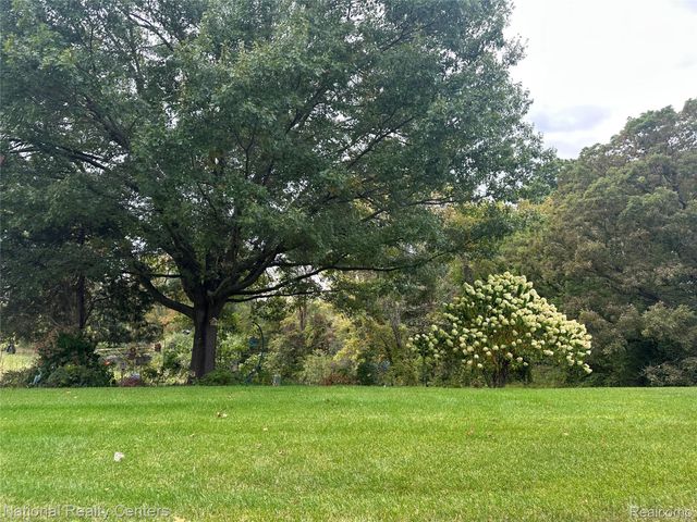 9870 Cambridge Court 2, Green Oak Township, MI 48178