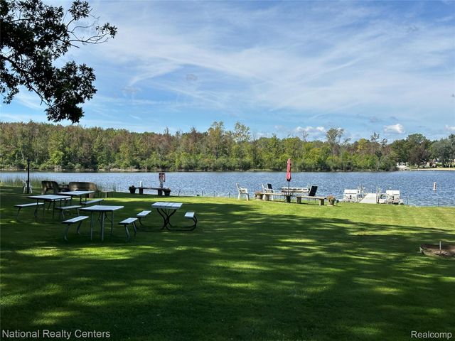 9870 Cambridge Court 2, Green Oak Township, MI 48178