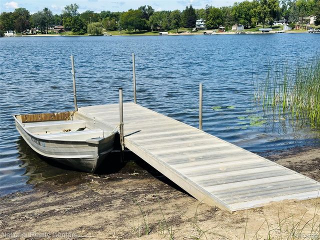 9870 Cambridge Court 2, Green Oak Township, MI 48178