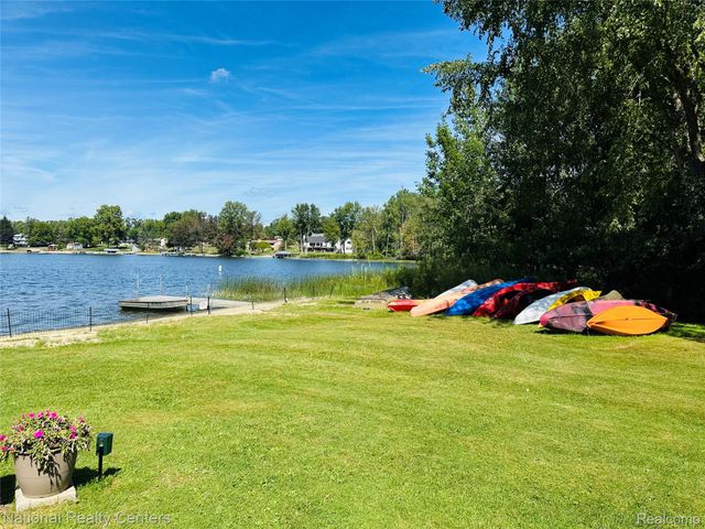 9870 Cambridge Court 2, Green Oak Township, MI 48178