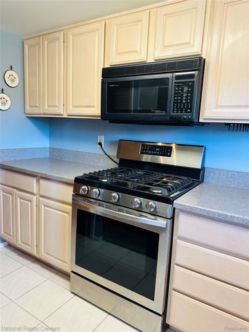 9870 Cambridge Court 2, Green Oak Township, MI 48178