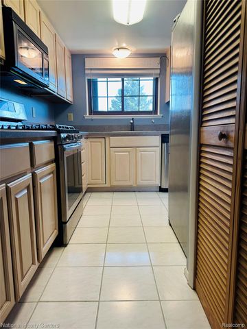 9870 Cambridge Court 2, Green Oak Township, MI 48178