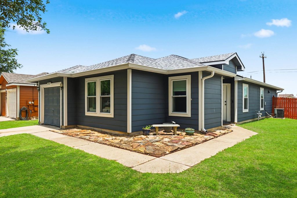 17912 Honey Locust LN, Elgin, TX 78621