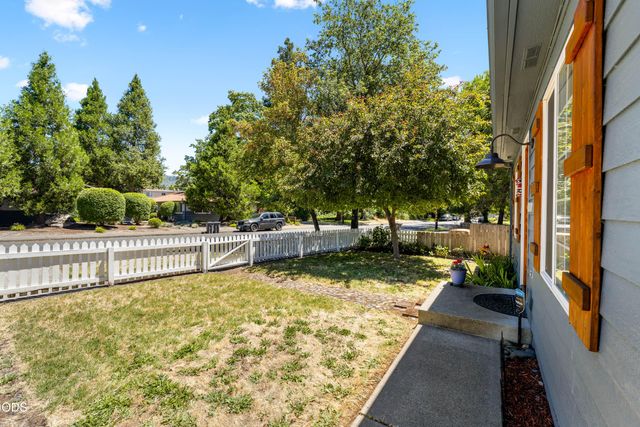 533 NW D Street, Grants Pass, OR 97526
