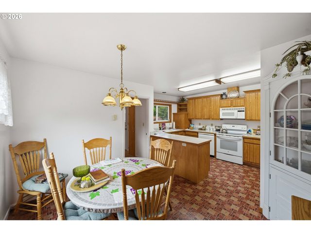 830 CHICAGO Ave, Bandon, OR 97411