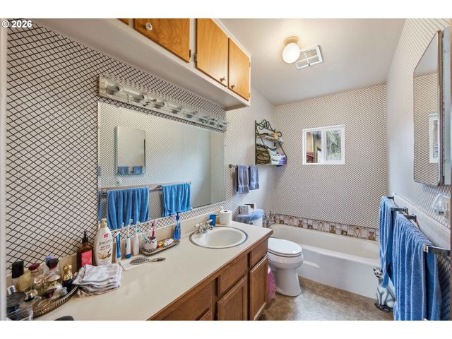 830 CHICAGO Ave, Bandon, OR 97411