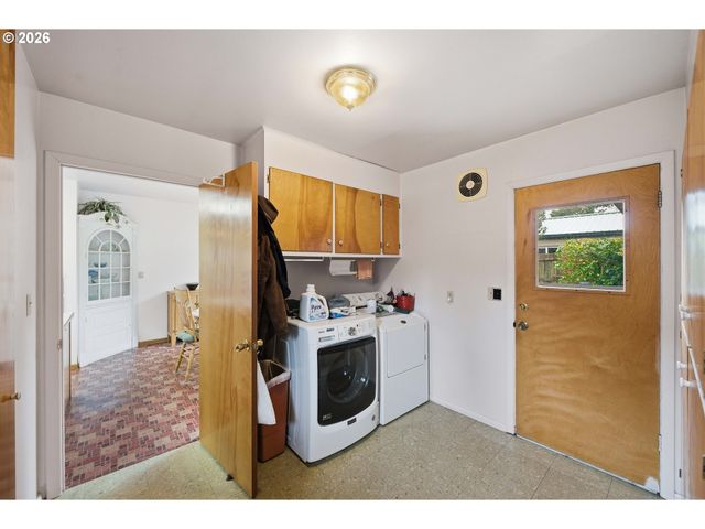 830 CHICAGO Ave, Bandon, OR 97411