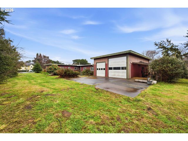 830 CHICAGO Ave, Bandon, OR 97411