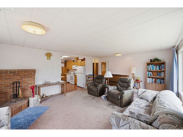 830 CHICAGO Ave, Bandon, OR 97411