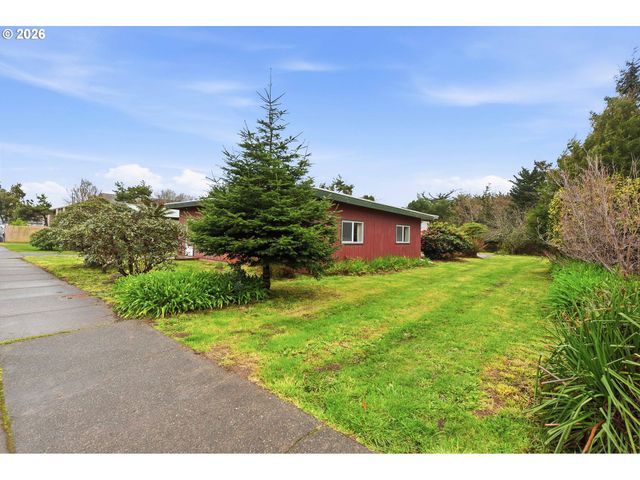 830 CHICAGO Ave, Bandon, OR 97411