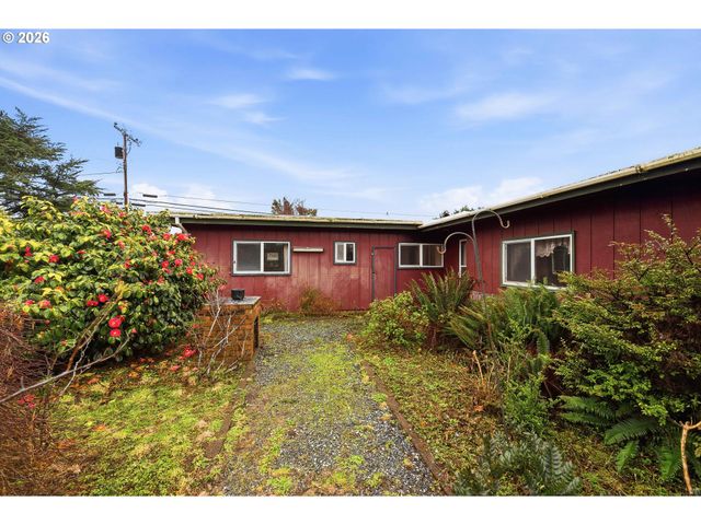830 CHICAGO Ave, Bandon, OR 97411