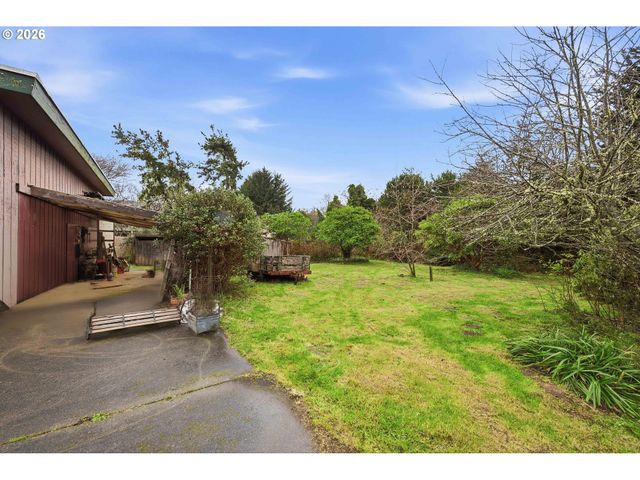 830 CHICAGO Ave, Bandon, OR 97411