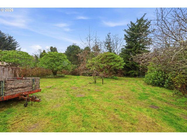 830 CHICAGO Ave, Bandon, OR 97411