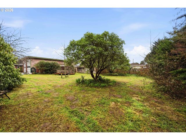 830 CHICAGO Ave, Bandon, OR 97411