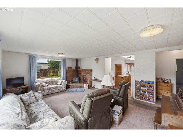 830 CHICAGO Ave, Bandon, OR 97411