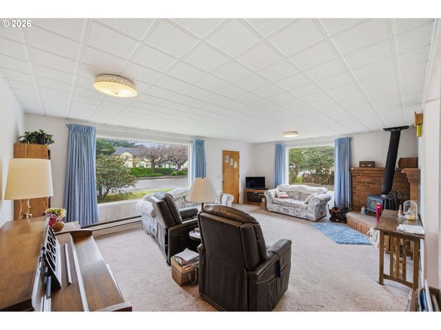 830 CHICAGO Ave, Bandon, OR 97411