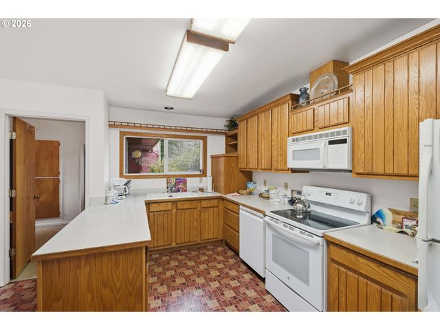 830 CHICAGO Ave, Bandon, OR 97411