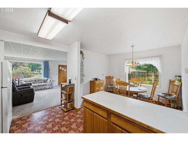 830 CHICAGO Ave, Bandon, OR 97411